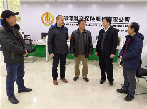 1、自治县政协副主席赖苗(中)慰问自治县政协委员李文纯(右二)(吴荣辉 摄影)
