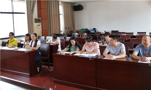 3、与会人员认真学习(王刚 摄影)