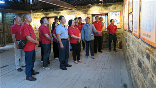 6、组织参观鲤鱼岩抗战纪念馆内展示的珍贵图片和文献资料