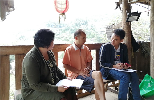 8、贾寒春副主席(左一)到安陲乡九同村走访贫困户
