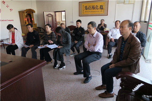 与会人员认真听党课