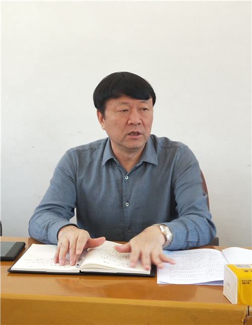 陈鸿宁主席在江潭村脱贫攻坚工作会上讲话(赖晓梅摄)