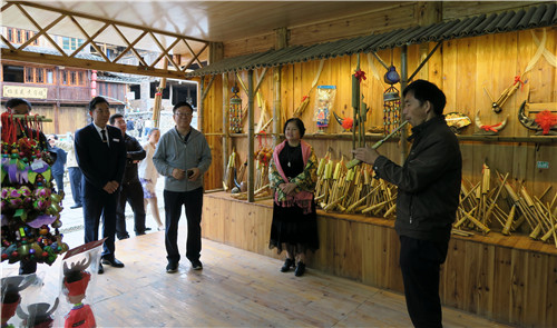 在考察融水梦呜苗寨文化旅游融合发展情况时,村民为考察组一行表演芦笙吹奏。