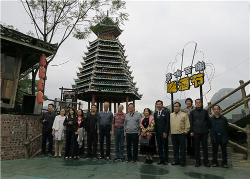 考察组一行与陪同人员、融水梦呜苗寨工作人员合影