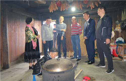 考察组一行在融水梦呜苗寨入户考察了解少数民族特色村寨保护与发展情况