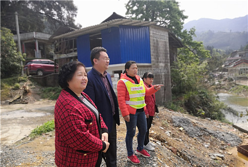 3、自治县政协副主席、党组副书记贾寒春(左一)查看大塅村小河治理项目建设情况。(叶秋媛 摄影)