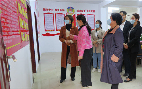 2、融水县政协主席路燕云(前排左)、副主席贾寒春(前排右),融水县政协副主席、香粉乡党委书记李宛潞(后排右)一行参观柳北区沙塘镇委员联络站,柳北区政协主席李朝(前排中)向考察组介绍该站建设情况。