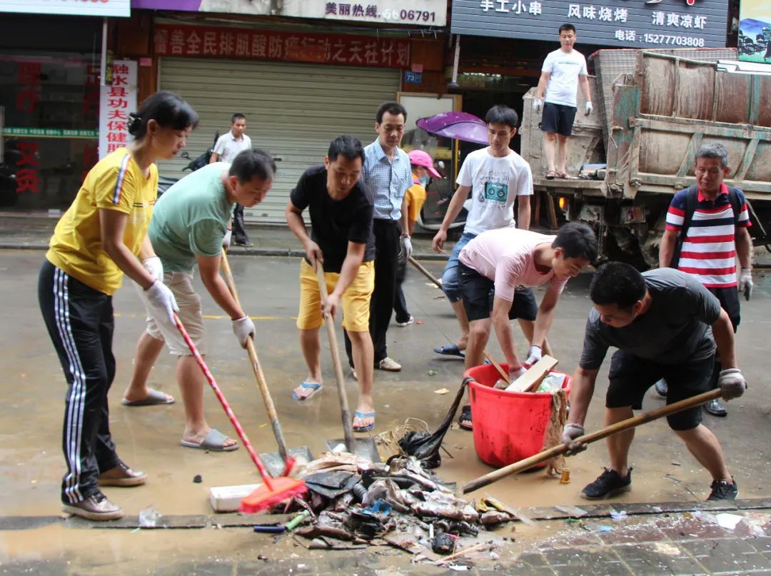 县政协机关人员清扫卫生责任区垃圾.(吴荣辉 摄影)