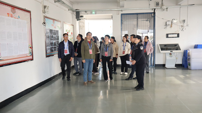 图为全体人员参观服刑人员学习生活场所_副本.jpg